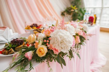 Yeni evliler tarafından masaya Pembe çiçek