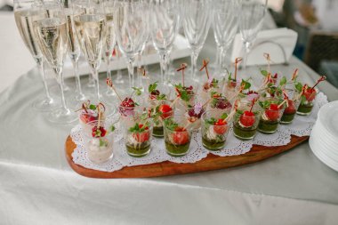 Sıcak sıcak büfe masaya snack