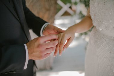 Damat geline nikah yüzüğü takıyor