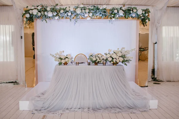 Tavolo per sposi con fiori — Foto Stock