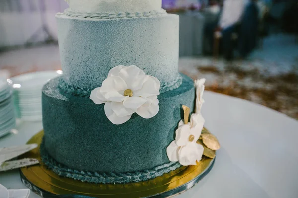 Turkuaz renkte düğün pastası