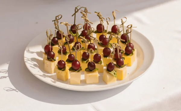 Aperitivo con uvas y queso. Canapé —  Fotos de Stock