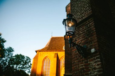 Tuğla binada sokak lambası