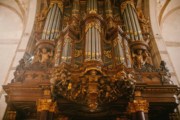 Die alte Orgel in der katholischen Kirche — Stockfoto