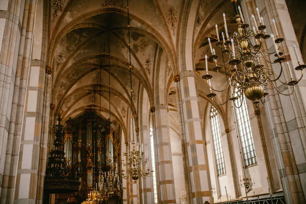 Alte Leuchter in der katholischen Kirche — Stockfoto