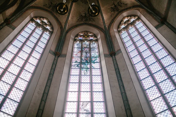 カトリック教会の古いステンド グラスの窓 — ストック写真