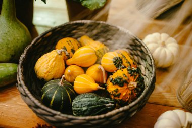 Küçük şeritli kabak sepeti