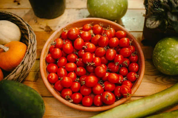 Sepette kiraz domatesleri