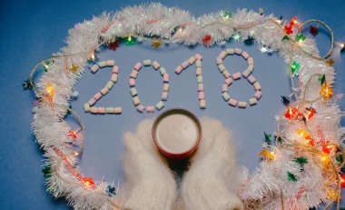 elleri ile mavi arka plan üzerinde 2018 yıl