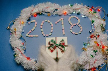 elleri ile mavi arka plan üzerinde 2018 yıl