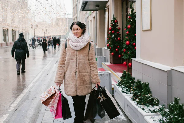 Une fille avec des paquets descend la rue. Shopping — Photo
