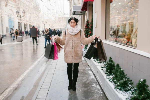 Une fille avec des paquets descend la rue. Shopping — Photo