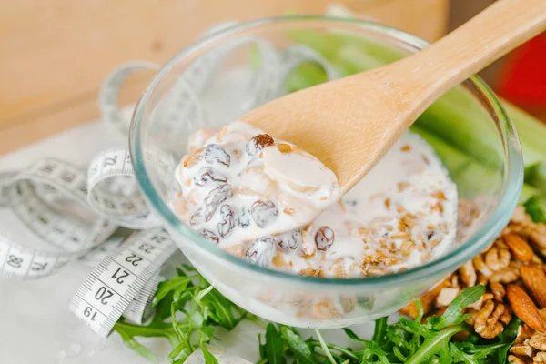 Plato con muesli y leche. desayuno saludable —  Fotos de Stock