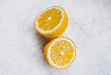 Hafif bir arka plan üzerine bir kesim limon