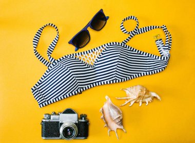 Gezgin sarı bir arka plan üzerinde bir aksesuar