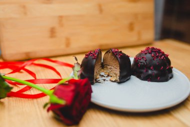 İki çikolatalı kek ve kırmızı bir gül..