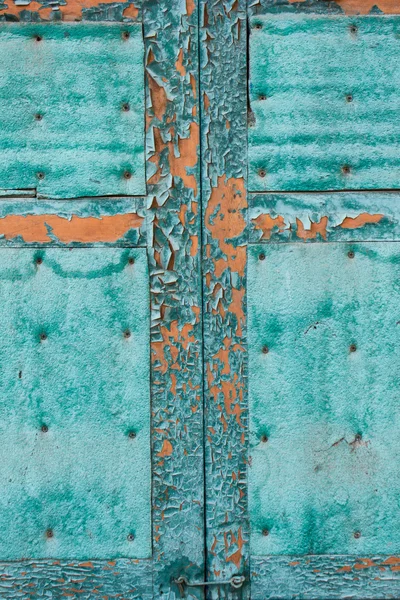 Persianas de madera vieja ventana en color turquesa. Pintura pelada agrietada. fondo grunge . — Foto de Stock