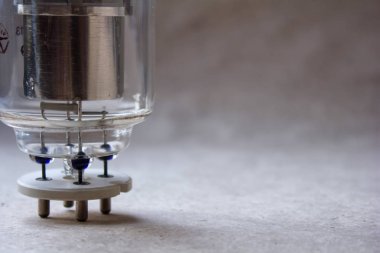 vintage radiolamp görünümü arka planda yumuşak odak ile kraft kağıt üzerinde kadar kapatın.