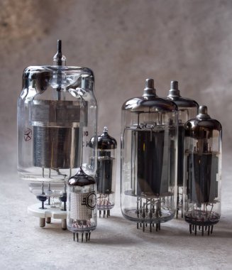 Dikey kompozisyon farklı radyo lambaları kraft kağıt üzerinde. Vintage elektronik arka plan.