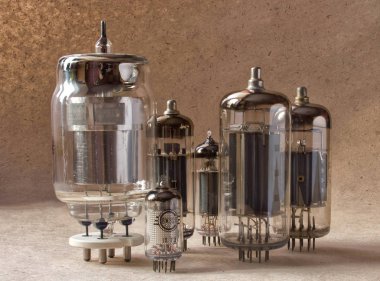 kompozisyon farklı vintage elektronik vakum tüpleri.