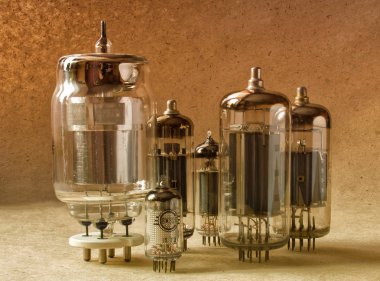 farklı tipes elektronik vakum tüpleri sıcak tonlarda bileşimi.