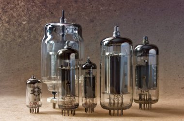 kraft kağıt üzerinde vintage vakum tüpleri ile elektronik arka plan.