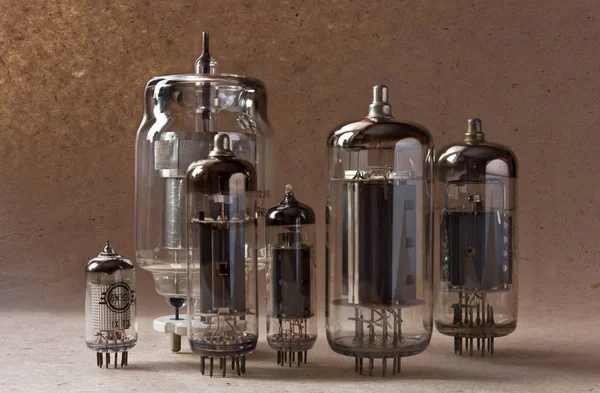 Composición de tubos de vacío electrónicos vintage sobre fondo de papel kraft . — Foto de Stock