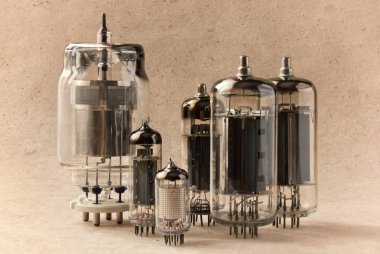 kraft kağıt arka plan üzerinde Vintage elektronik vakum tüpleri.