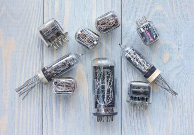 Nixie tüplerinin mavi ahşap arka plan üzerinde farklı tipes.