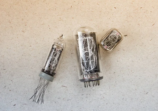 Vista superior de tubos de nixie sobre papel artesanal. Fondo electrónico . — Foto de Stock