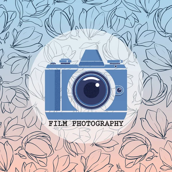Filme fotografia logotipo do vetor com mão desenhada flores magnólia. Fundo gradiente na moda . —  Vetores de Stock