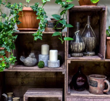 Ahşap meyve kutularından yapılmış dekoratif bir vitrin. Çiçekçi.