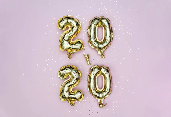 2020 년: 새해 복 많이 받음. 금박 기구 번호 2020 과 파스텔 핑크 백 그라운드에 있는 금빛 별. — 스톡 사진