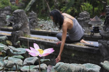şişmiş lotus çiçeği ve kız içinde belgili tanımlık geçmiş