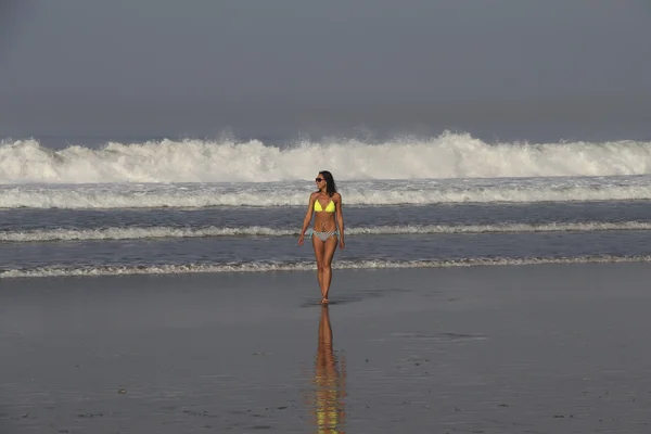 Hübsche junge Frau im Badeanzug am Strand — Stockfoto