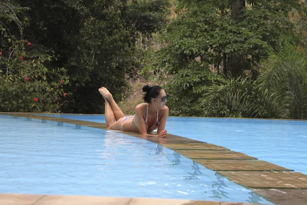 Mulher Relaxante Dentro da piscina em um resort tropical de luxo — Fotografia de Stock