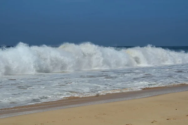 Grandes olas durante una tormenta en el océano Imágenes De Stock Sin Royalties Gratis