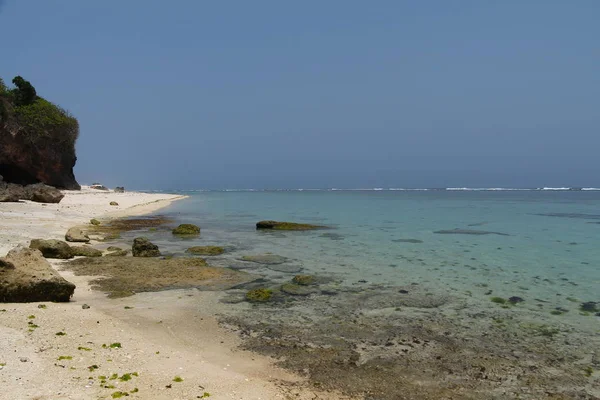 Övergivna vit sandstrand med klippor — Stockfoto