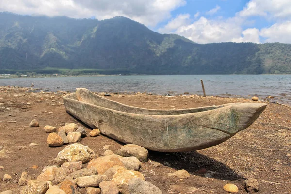 Canoa de un solo tronco de árbol — Foto de Stock