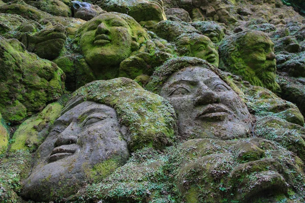 Yeşil yosun kaplı taş heykeller