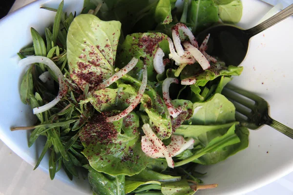 Yeşil taze salata otlar ve soğan ile