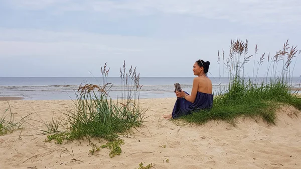 Baltık Denizi, çimenli kumul bir yumuşak oyuncak el ile kadın