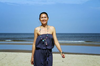 Baltık Denizi, kadın siyah saçlı elbiseli Sahilde yürüyüş