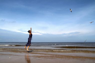 Baltık Denizi, atlama ve beyaz martı içinde bea besleme Yang kadın