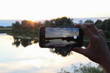 El smartphone günbatımı dışarı çıkartıyor 