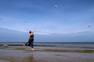 Baltık Denizi, atlama ve wh besleme yazlık elbise kadında yang
