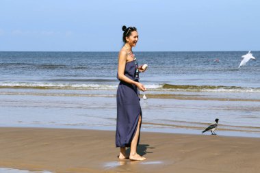 Baltık Denizi, yaz dre plajda yürüyüş koyu saçlı kadın