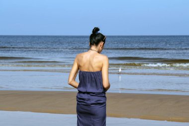 Baltık Denizi, yaz dre plajda yürüyüş koyu saçlı kadın