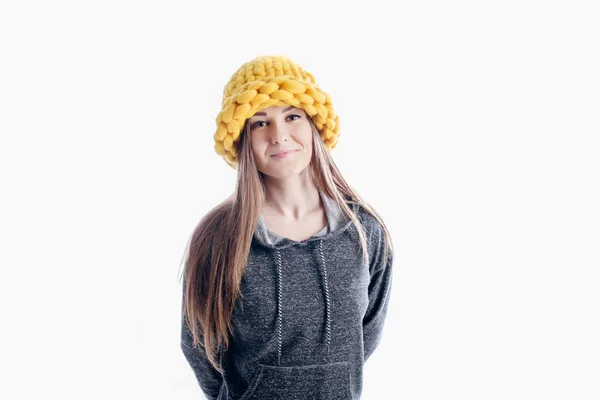 Kalın bir şapka giyen kız