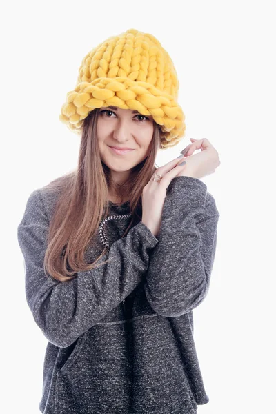 Kalın bir şapka giyen kız